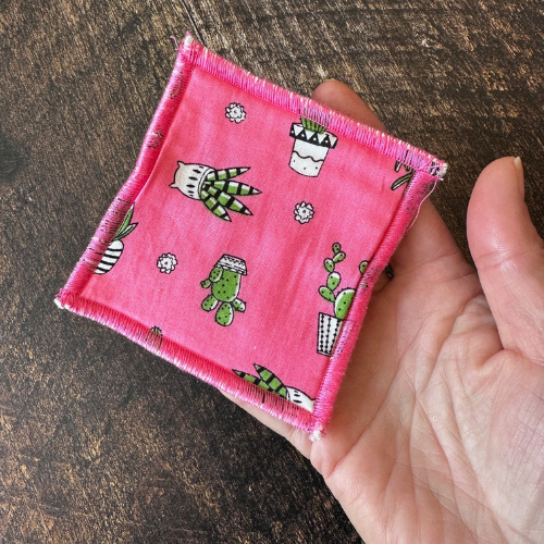 tampon démaquillant avec des cactus