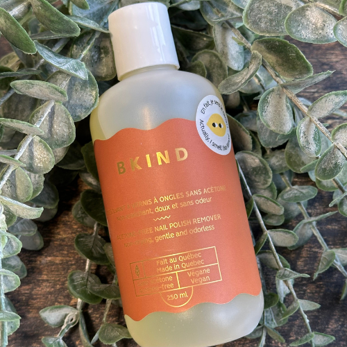 Dissolvant à ongles naturel et sans acétone sur un lit d'eucalyptus