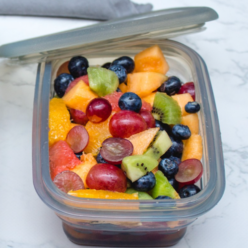 Bol rétractable gris rempli de fruits coupés