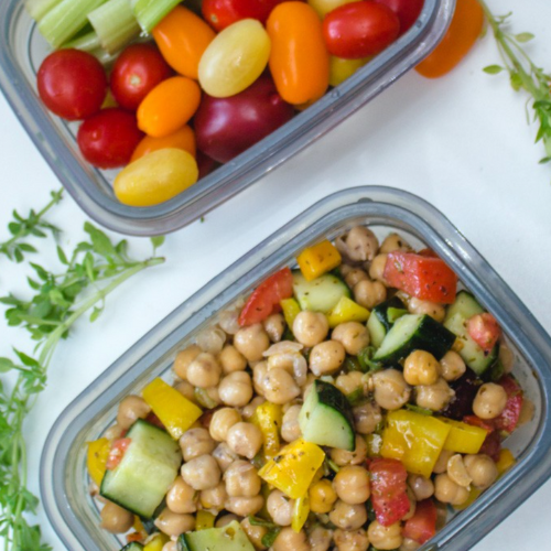 bol pliable en silicone rempli de légumineuses et de légumes