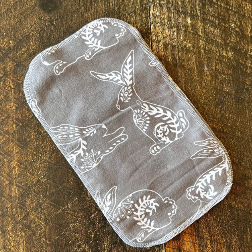 Papier de toilette lavable avec des motifs de lapins
