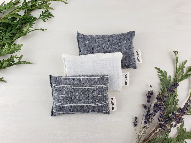 Amma th&eacute;rapie, pochette de lavande, chanvre et coton bio gris ray&eacute; blanc