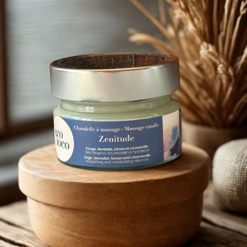 Chandelle à massage Eco Loco zénitude, soin nourrissant et hydratant, posée devant un bouquet de fleurs séchées et sur un socle de bois.