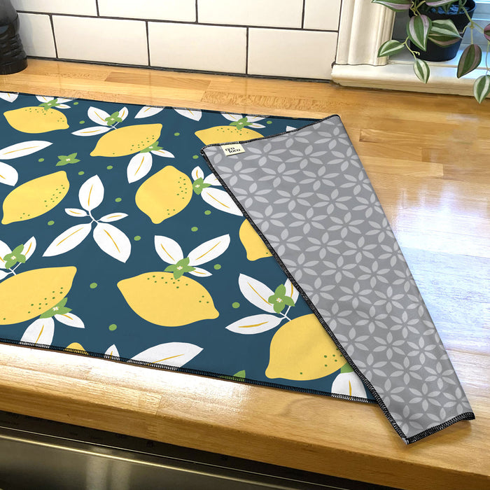 Linge à vaisselle en microfibre fait au Québec étendu sur un comptoir et avec des motifs de citron