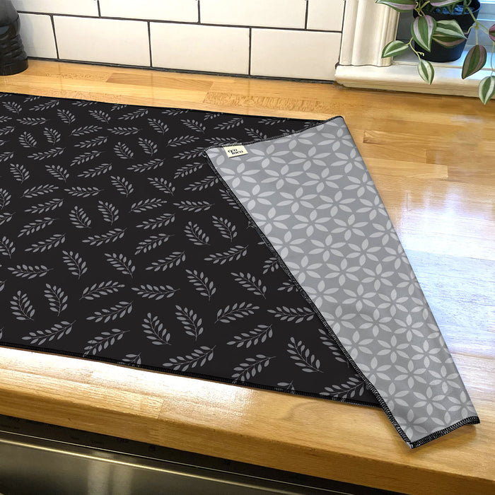 Linge à vaisselle en microfibre fait au Québec étendu sur un comptoir et avec des motifs de feuillage