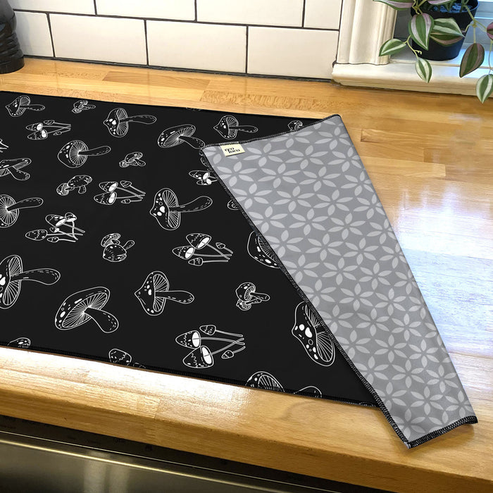Linge à vaisselle en microfibre fait au Québec étendu sur un comptoir et avec des motifs de champignons