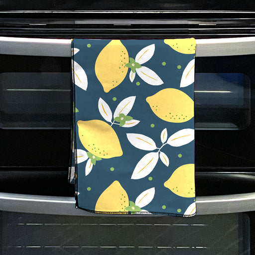 Linge à vaisselle en microfibre fait au Québec accroché au four et avec des motifs de citron