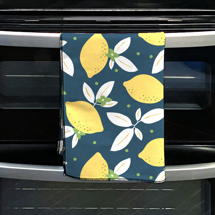 Linge à vaisselle en microfibre fait au Québec accroché au four et avec des motifs de citron