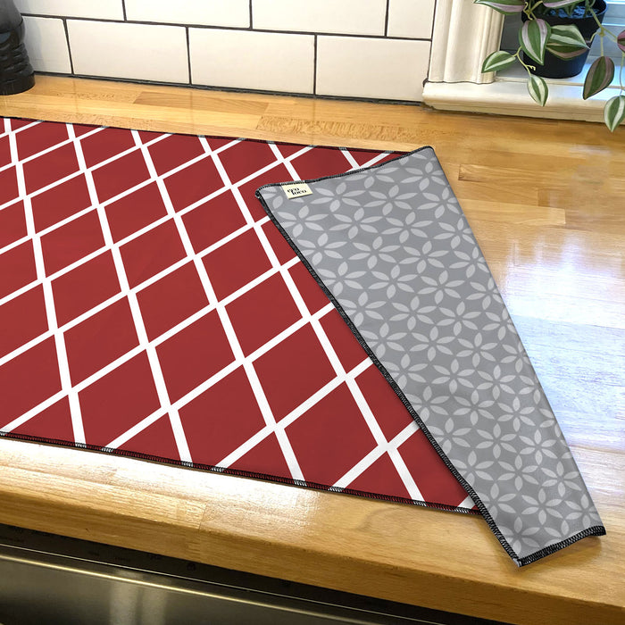 Linge à vaisselle en microfibre fait au Québec étendu sur un comptoir et avec des motifs rouge