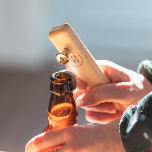 Décapsuleur manuel ergonomique au design le plus épuré qui soit! Avec ça, tu ouvres 300 bouteilles à l'heure en sifflant un air connu! ;-)