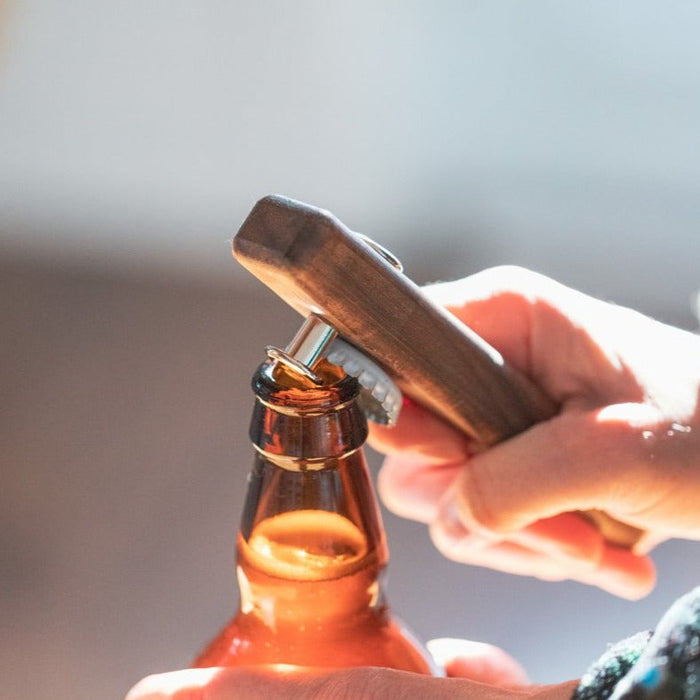 Décapsuleur manuel ergonomique au design le plus épuré qui soit! Avec ça, tu ouvres 300 bouteilles à l'heure en sifflant un air connu! ;-)