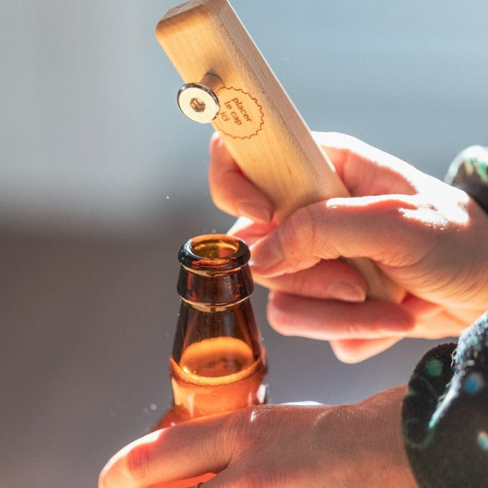 Décapsuleur manuel ergonomique au design le plus épuré qui soit! Avec ça, tu ouvres 300 bouteilles à l'heure en sifflant un air connu! ;-)