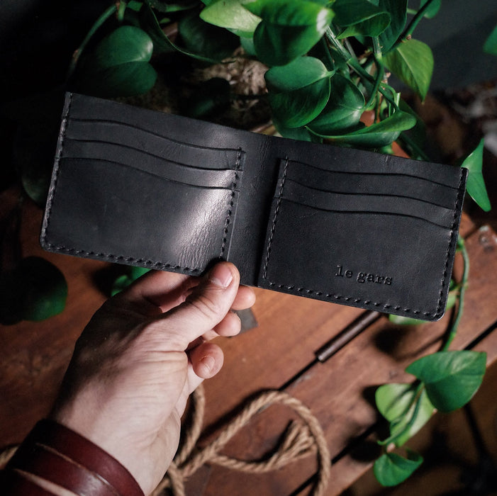 Full-grain black leather bifold wallet for men and women
