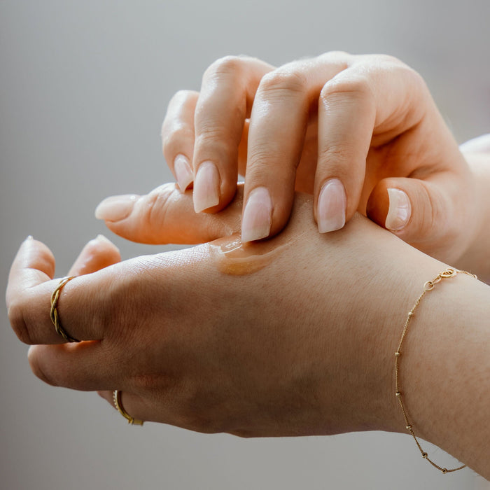 Texture on hand - ACQUA Best Vitamin C Moisturizing & Plumping Face Serum | FEY Cosmetics | ACQUA Le meilleur sérum visage hydratant et repulpant à la vitamine C