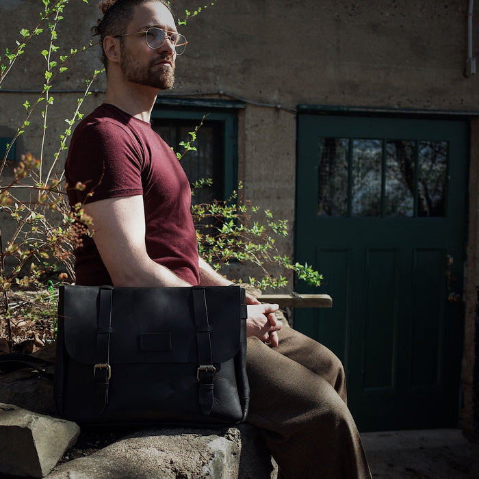 Elegant black leather shoulder bag with high-quality craftsmanship
