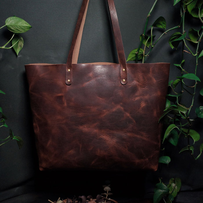Montreal-made dark-brown leather carryall for sustainable fashion

