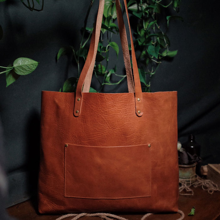 Montreal-made saddle tan leather carryall for sustainable fashion

