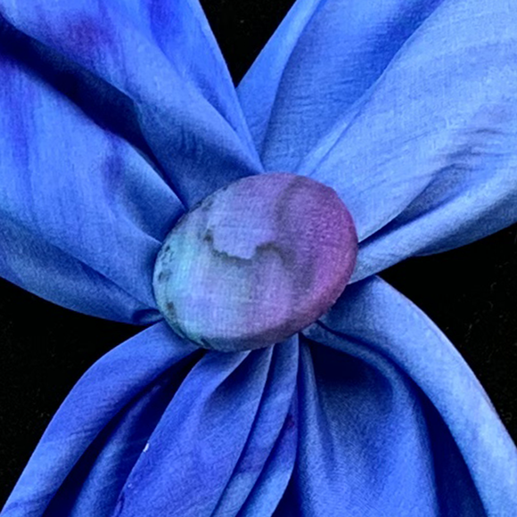 Ensemble Carré de soie et clip coulé outremer - Soierie Huo