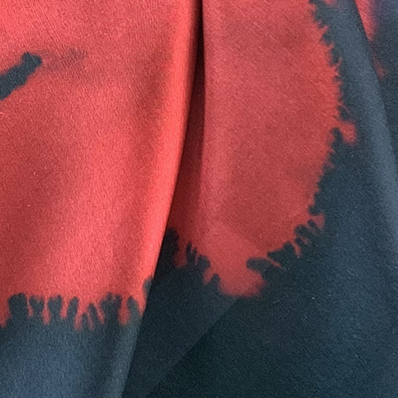 Ensemble Carré de soie et clip noir fleuri rouge - Soierie Huo