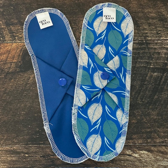 Serviettes hygiéniques maxi lavables avec des motifs de feuilles. 