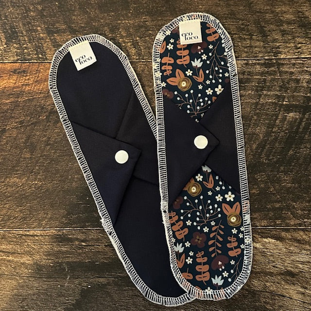 Serviettes hygiéniques maxi lavable et réutilisable avec des motifs de fleurs. 