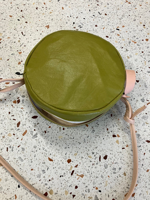 Sample round-shaped leather shoulder handbag