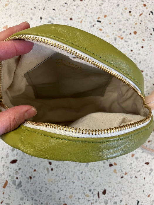 Sample round-shaped leather shoulder handbag