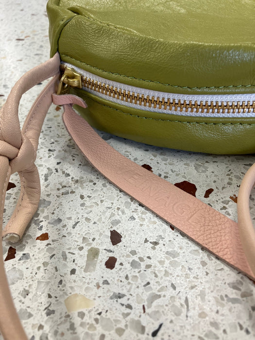 Sample round-shaped leather shoulder handbag