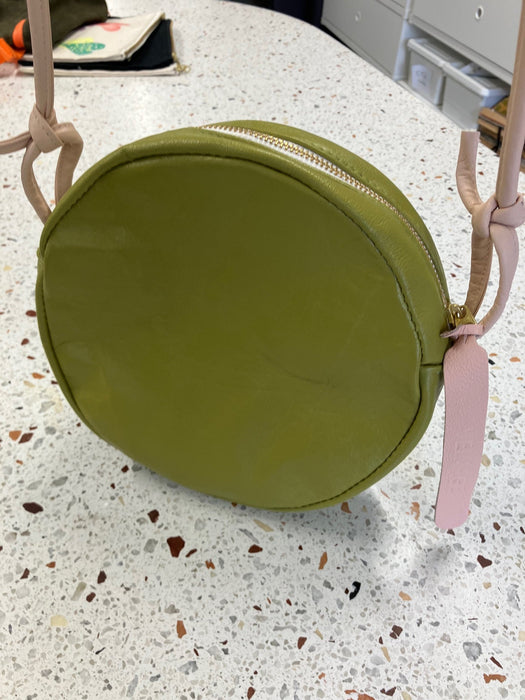 Sample round-shaped leather shoulder handbag
