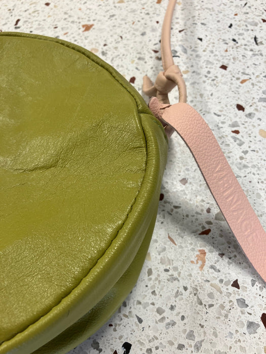 Sample round-shaped leather shoulder handbag