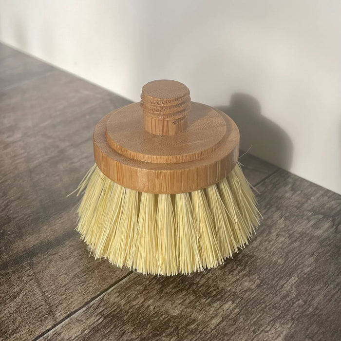 La brosse en bois écologique est munie d'une tête qui peut être remplacée. 