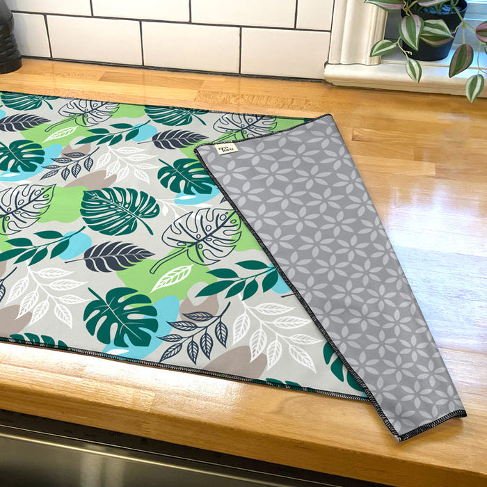 Linge à vaisselle fait au québec en microfribre avec un motif de feuilles tropicales