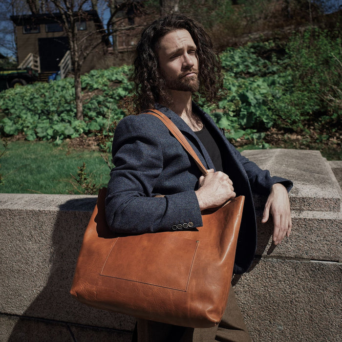 Versatile saddle tan leather shopper for both men and women
