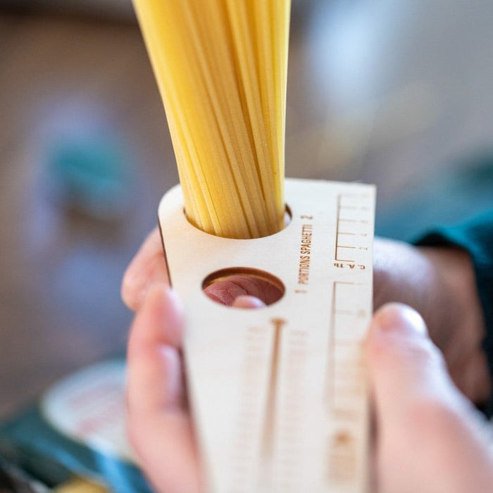 Un "Tire-pousse" pour la grille du four (voir images).  Mesures pour portions de spaghettis. Tables de conversions. Mesure à beurre.  Aimant à l'arrière pour le garder à portée de main !  Possibilité de faire fabriquer en mode corporatif.  Merisier russe 1/8" d'épaisseur.