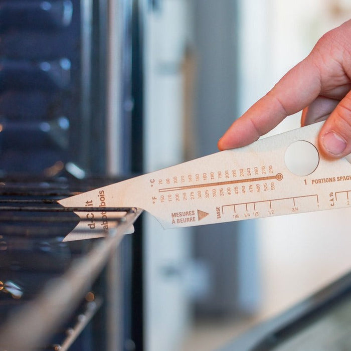 Un "Tire-pousse" pour la grille du four (voir images).  Mesures pour portions de spaghettis. Tables de conversions. Mesure à beurre.  Aimant à l'arrière pour le garder à portée de main !  Possibilité de faire fabriquer en mode corporatif.  Merisier russe 1/8" d'épaisseur.