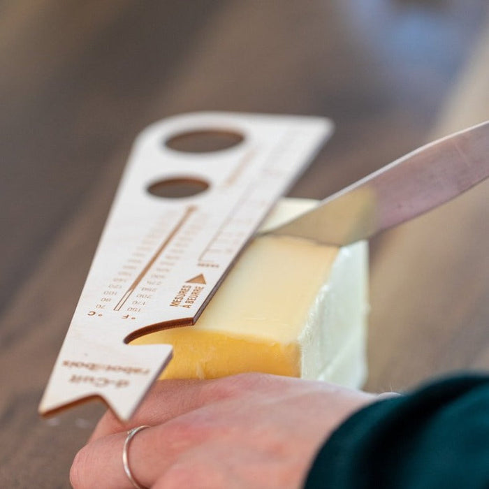 Un "Tire-pousse" pour la grille du four (voir images).  Mesures pour portions de spaghettis. Tables de conversions. Mesure à beurre.  Aimant à l'arrière pour le garder à portée de main !  Possibilité de faire fabriquer en mode corporatif.  Merisier russe 1/8" d'épaisseur.