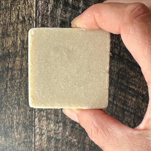 Démaquillant naturel solide, sans déchet BKind tenu par une main