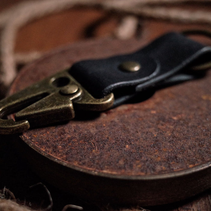 Stylish black leather key clasp with industrial-grade carabiner
