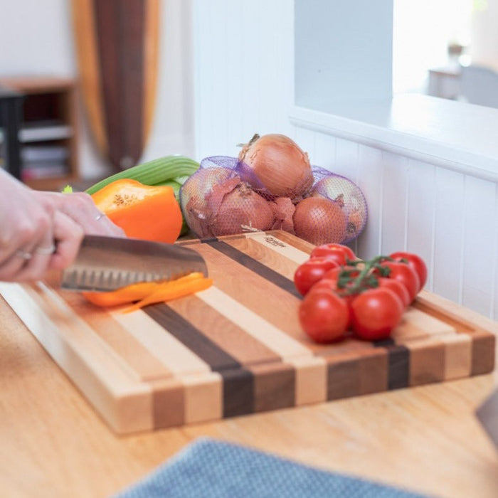 Planche à découper en bois avec rainure à jus