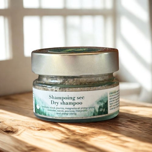 Pot de shampoing sec Eco Loco aux huiles essentielles de lavande, néroli, jasmin, magnolia et ylang-ylang, éclairé par la lumière naturelle.