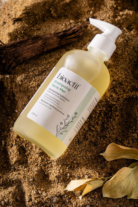 Shampooing naturel Terre et Mer en flacon recyclable, formulé avec des minéraux marins et des extraits bio pour des cheveux hydratés et revitalisés