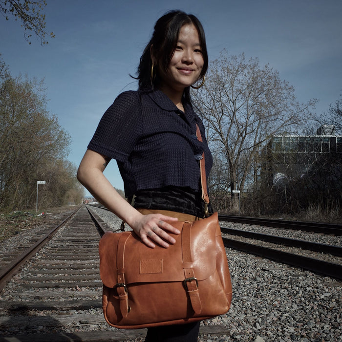 Premium Champlain leather bag in caramel brown
