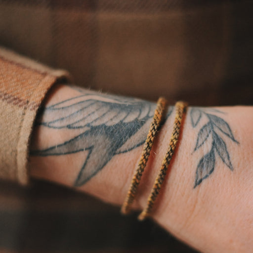 Bracelet noué en coton et acier inoxydable. 