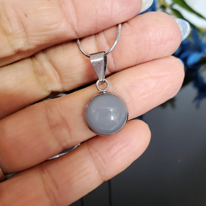 Collier cabochon gris perle, mat ou lustré, verre fusion