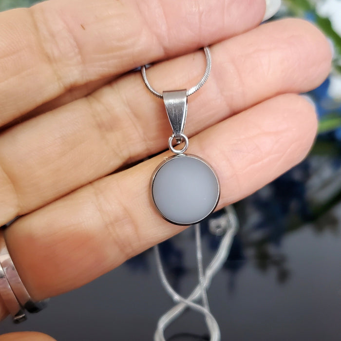 Collier cabochon gris perle, mat ou lustré, verre fusion
