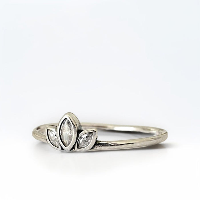 Bague en argent sterling 925 "Lotus" ornée d'une fleur de lotus et de trois petits zircons scintillants. Un bijou raffiné symbolisant la pureté et la sérénité. Photo de face sur fond blanc.