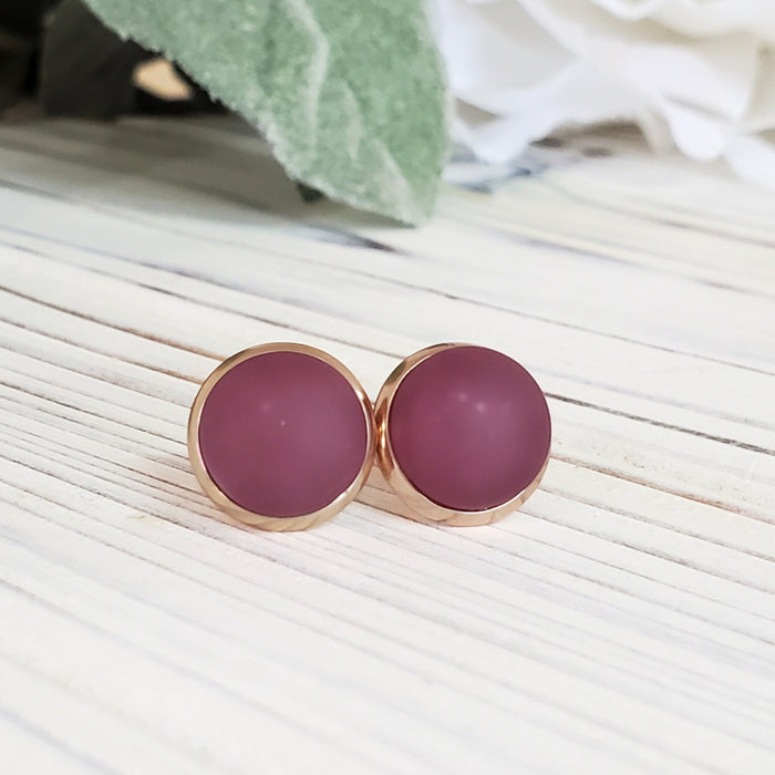 Boucles cabochons prune opaque, mat ou lustré, verre fusion