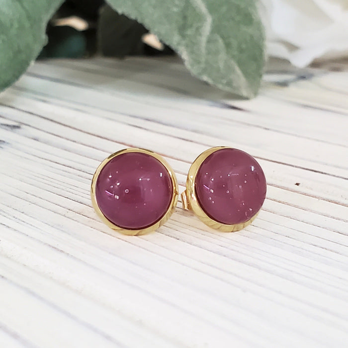 Boucles cabochons prune opaque, mat ou lustré, verre fusion