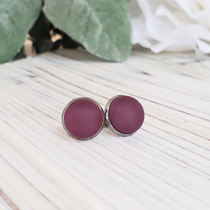 Boucles cabochons prune opaque, mat ou lustré, verre fusion