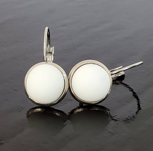 Boucles d'oreille leviers blanc mat, en verre fusion - Bijoux Le fil d'Ariane
